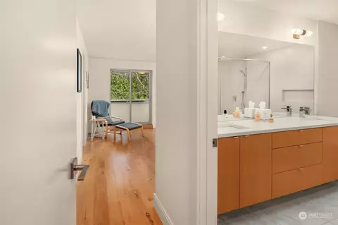 Bath - 8029 Ashworth Ave N, Seattle, WA 98103 photo 2 of 5