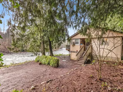 19828 Crystal Springs Dr, Granite Falls, WA 98252