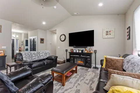 Living - 1112 E Cascade, Othello, WA 99344 photo 2 of 2