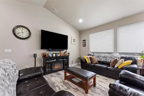 Living - 1112 E Cascade, Othello, WA 99344 photo 1 of 2
