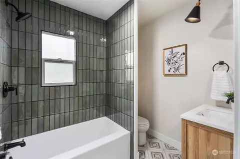 Bath - 907 Sumner Ave, Sumner, WA 98390 photo 1 of 5