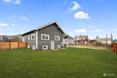 Exterior - 907 Sumner Ave, Sumner, WA 98390 photo 3 of 4