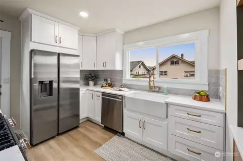 Kitchen - 907 Sumner Ave, Sumner, WA 98390 photo 3 of 4