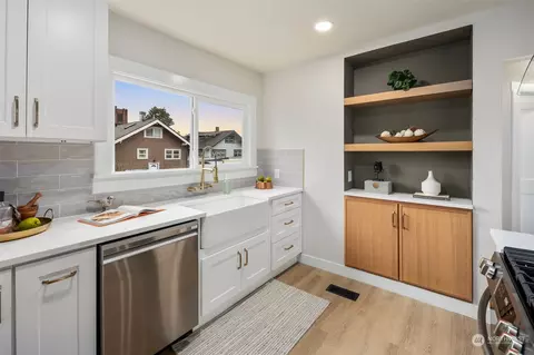 Kitchen - 907 Sumner Ave, Sumner, WA 98390 photo 1 of 4