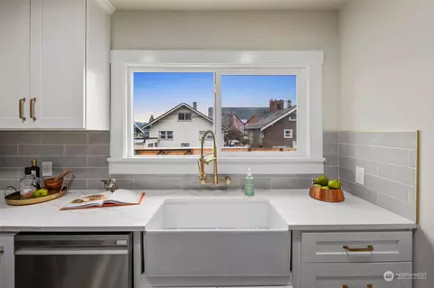 Kitchen - 907 Sumner Ave, Sumner, WA 98390 photo 4 of 4