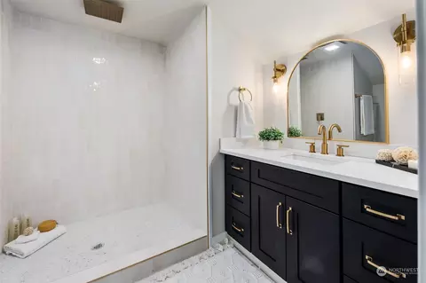 Bath - 907 Sumner Ave, Sumner, WA 98390 photo 3 of 5