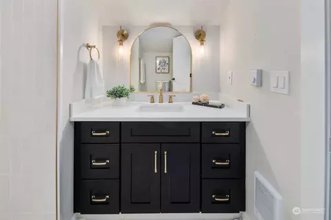 Bath - 907 Sumner Ave, Sumner, WA 98390 photo 5 of 5