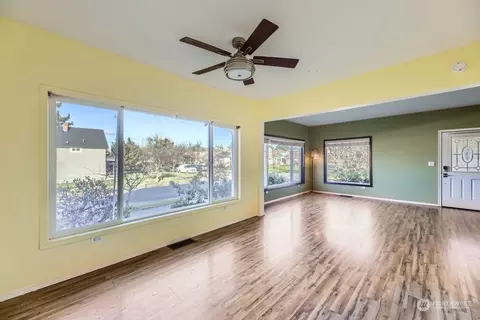 Living - 1702 Rainier Ave, Everett, WA 98201 photo 5 of 7