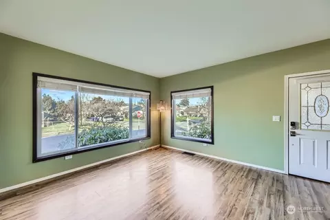 Living - 1702 Rainier Ave, Everett, WA 98201 photo 1 of 7