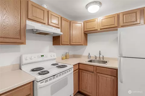 Kitchen - 17322 95th Ave NE, Bothell, WA 98011 photo 3 of 4