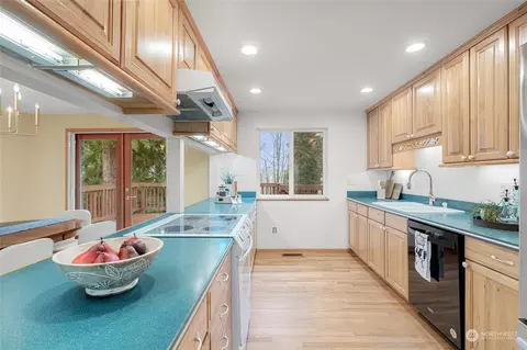 Kitchen - 17322 95th Ave NE, Bothell, WA 98011 photo 2 of 4