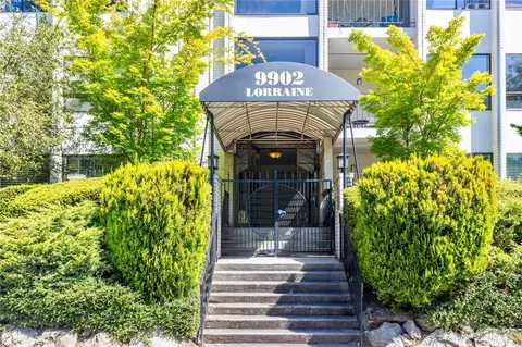 9902 NE 4th St #4, Bellevue, WA 98004