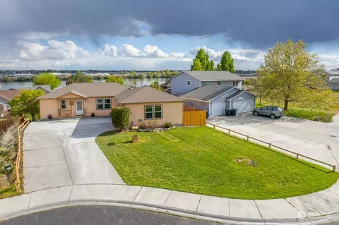 909 W Windrose Dr, Moses Lake, WA 98837