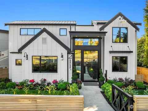 211 10th Ave W, Kirkland, WA 98033