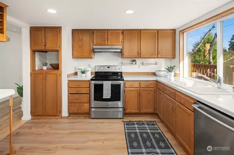 Kitchen - 24107 45th Ave SE, Bothell, WA 98021 photo 2 of 3