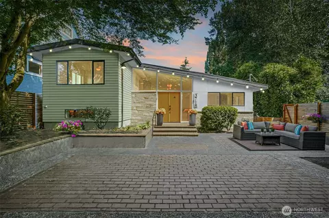 3718 NE 41st St, Seattle, WA 98105