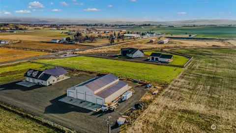 1068 Locher Rd, Touchet, WA 99360