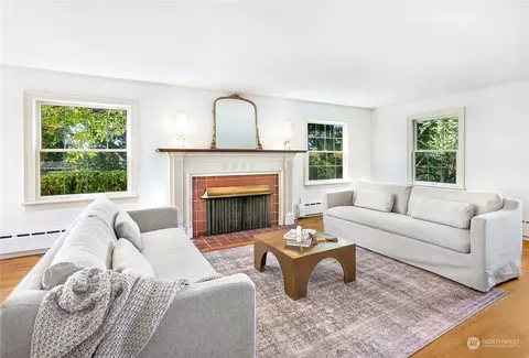 Living - 9722 Cherry St, Edmonds, WA 98020 photo 2 of 4