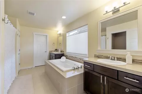 Bath - 18118 40th Dr SE, Bothell, WA 98012 photo 2 of 3