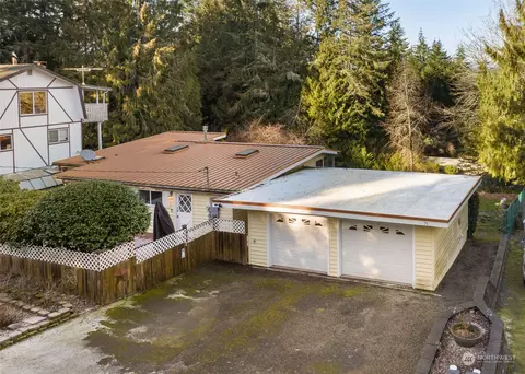 71 E Snowcap Dr, Belfair, WA 98528