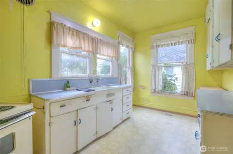 Kitchen - 117 E 5th St, Aberdeen, WA 98520 photo 2 of 3