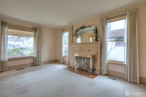 Living - 117 E 5th St, Aberdeen, WA 98520 photo 1 of 5