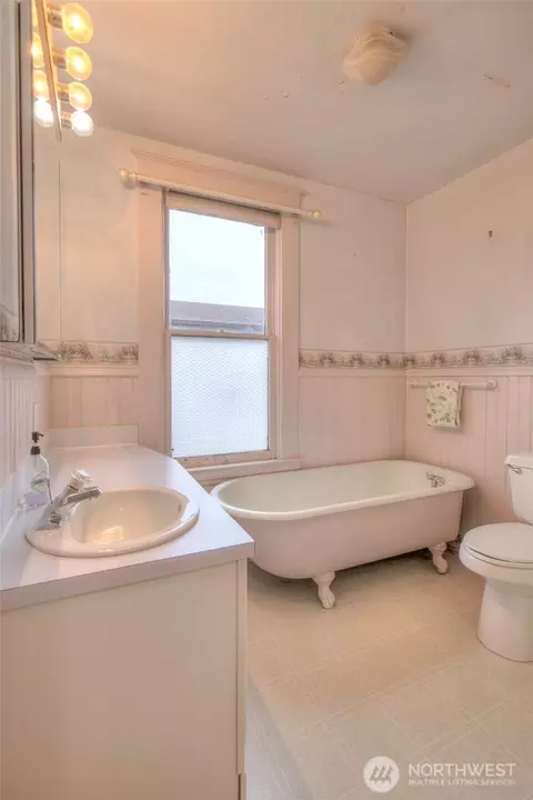 Bath - 117 E 5th St, Aberdeen, WA 98520 photo 2 of 3