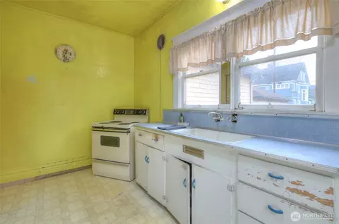 Kitchen - 117 E 5th St, Aberdeen, WA 98520 photo 1 of 3