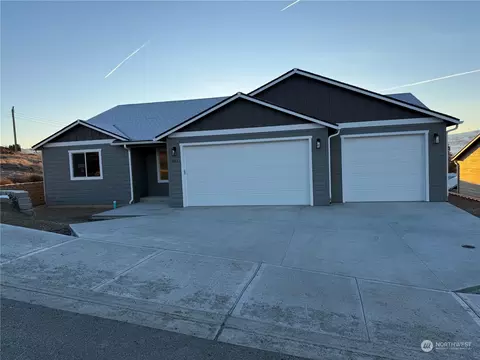 851 N Macaw Ave, East Wenatchee, WA 98802