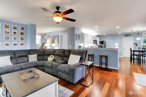 Living - 4828 112th St SE, Everett, WA 98208 photo 1 of 2