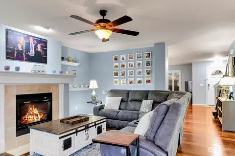 Living - 4828 112th St SE, Everett, WA 98208 photo 2 of 2