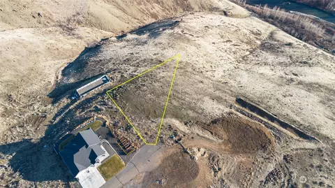 102 Friday Point Pl, Selah, WA 98942