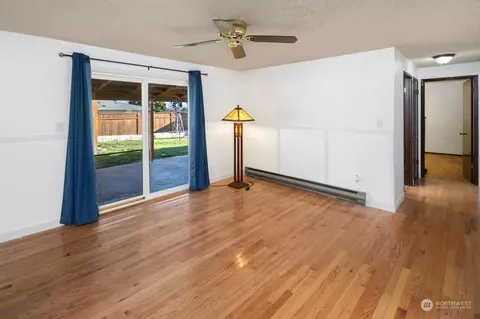 Living - 11329 2nd Pl W, Everett, WA 98204 photo 4 of 4
