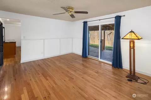 Living - 11329 2nd Pl W, Everett, WA 98204 photo 3 of 4