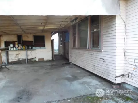 Exterior - 4422 S 4th Ave, Everett, WA 98203 photo 3 of 4