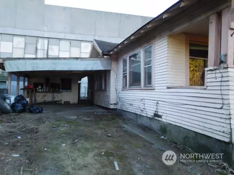 Exterior - 4422 S 4th Ave, Everett, WA 98203 photo 2 of 4