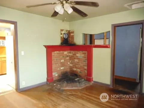 Living - 4422 S 4th Ave, Everett, WA 98203 photo 2 of 3