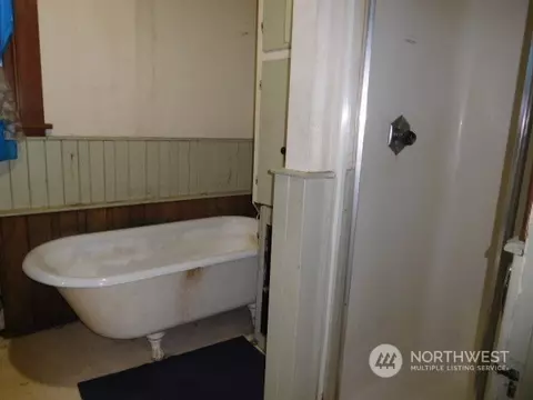Bath - 4422 S 4th Ave, Everett, WA 98203 photo 1 of 2