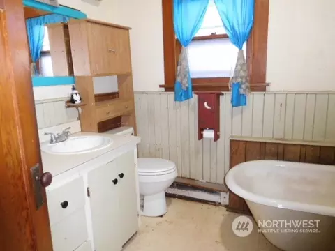 Bath - 4422 S 4th Ave, Everett, WA 98203 photo 2 of 2
