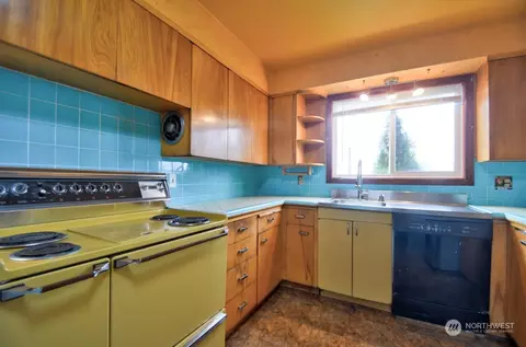 Kitchen - 400 E Cushing St, Aberdeen, WA 98520 photo 2 of 3
