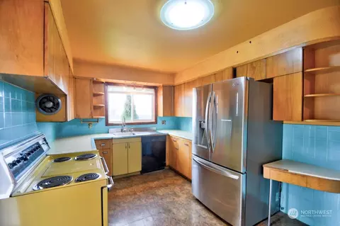Kitchen - 400 E Cushing St, Aberdeen, WA 98520 photo 1 of 3