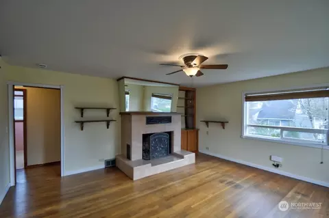 Living - 400 E Cushing St, Aberdeen, WA 98520 photo 3 of 3