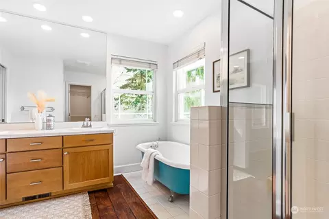 Bath - 23303 8th Pl W, Bothell, WA 98021 photo 2 of 4