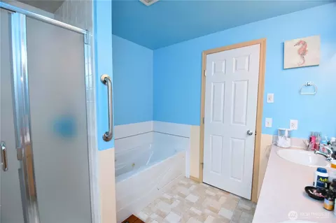 Bath - 7 W Marilyn Ave, Everett, WA 98204 photo 3 of 3