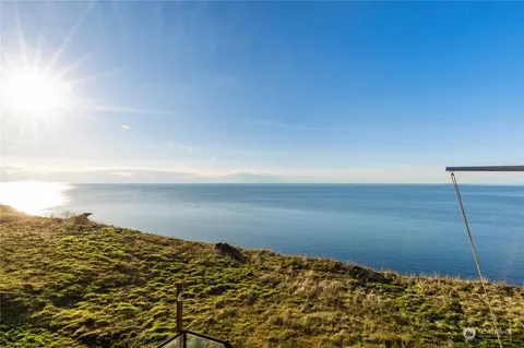 2285 W Beachrd #E, Oak Harbor, WA 98277