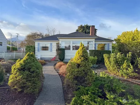 1214 E 3rd St, Port Angeles, WA 98362
