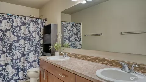 Bath - 510 Carrier Ave SW, Orting, WA 98360 photo 5 of 8