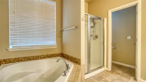 Bath - 510 Carrier Ave SW, Orting, WA 98360 photo 4 of 8