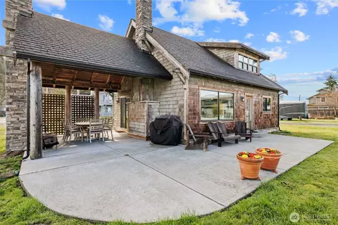 7516 Maxwelton Beach Ln, Clinton, WA 98236
