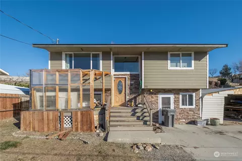 2121 S Majestic Dr, East Wenatchee, WA 98802